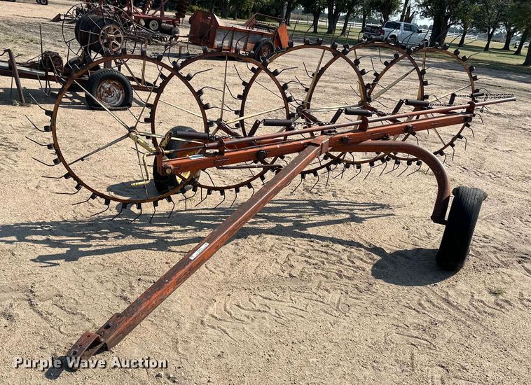 Farmhand F76B hay rake - ER8055