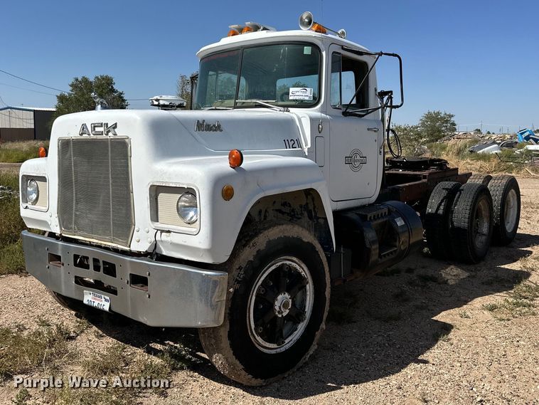 1981 Mack R685ST semi truck - DD3293