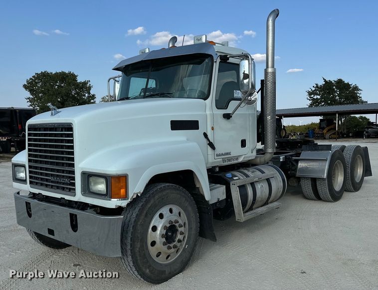 2014 Mack CHU613  semi truck - DM2028