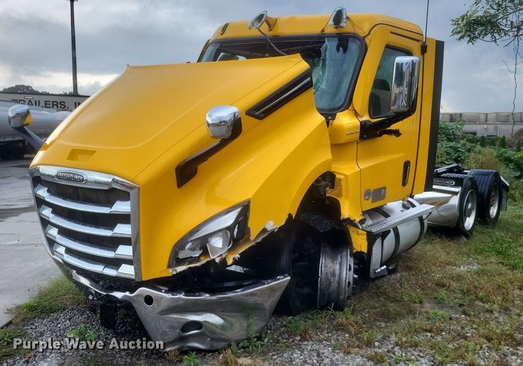 2022 Freightliner  Cascadia 126 semi truck - DQ3685