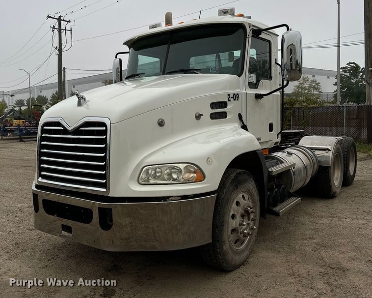 2009 Mack  CUX613 semi truck - DT2001