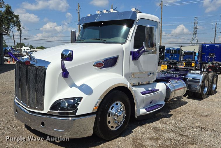 2019 Peterbilt 579 semi truck - DT5281