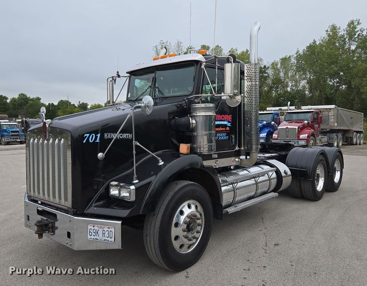 2013 Kenworth  T800 semi truck - EE8529