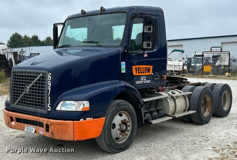 2005 Volvo  VNM semi truck - EK3336