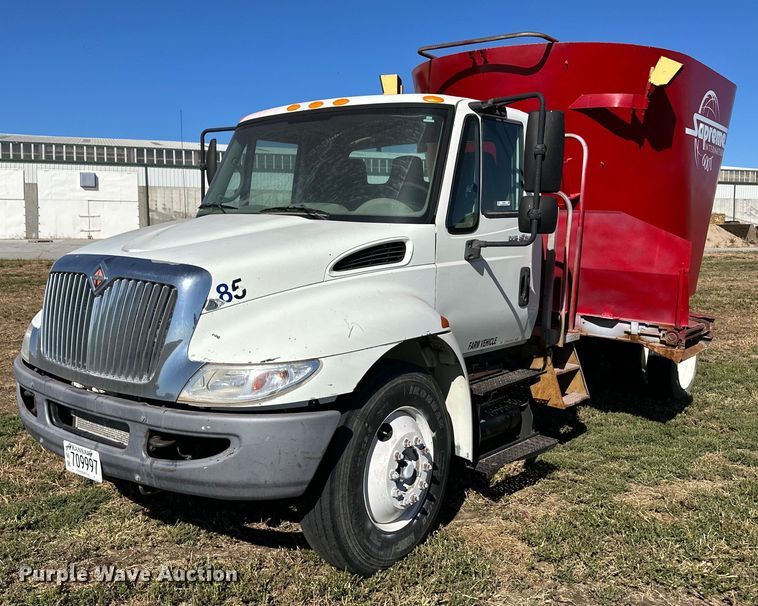 2009 International DuraStar 4300 feed mixer truck - ER8007
