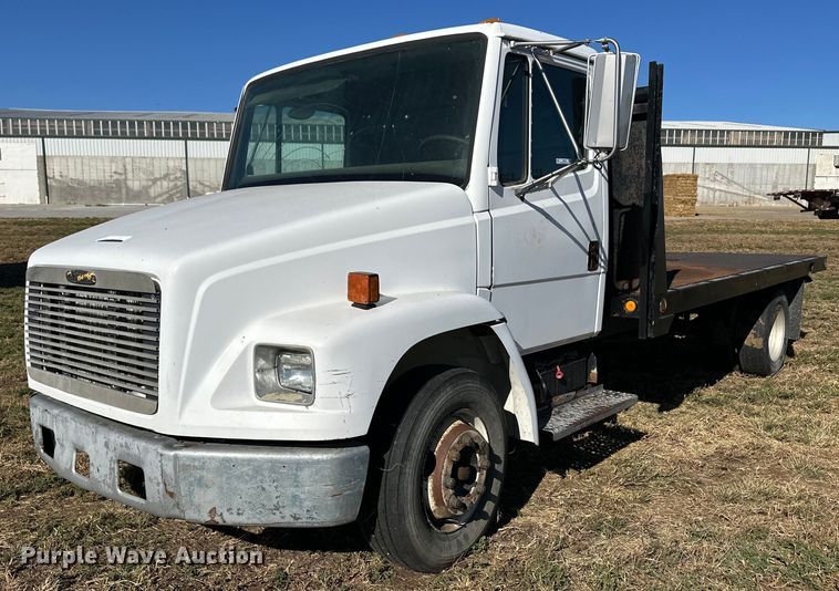 2001 Freightliner flatbed truck - ER8008