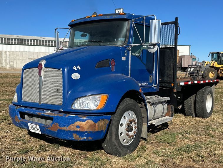 2009 Kenworth T270 flatbed truck - ER8010