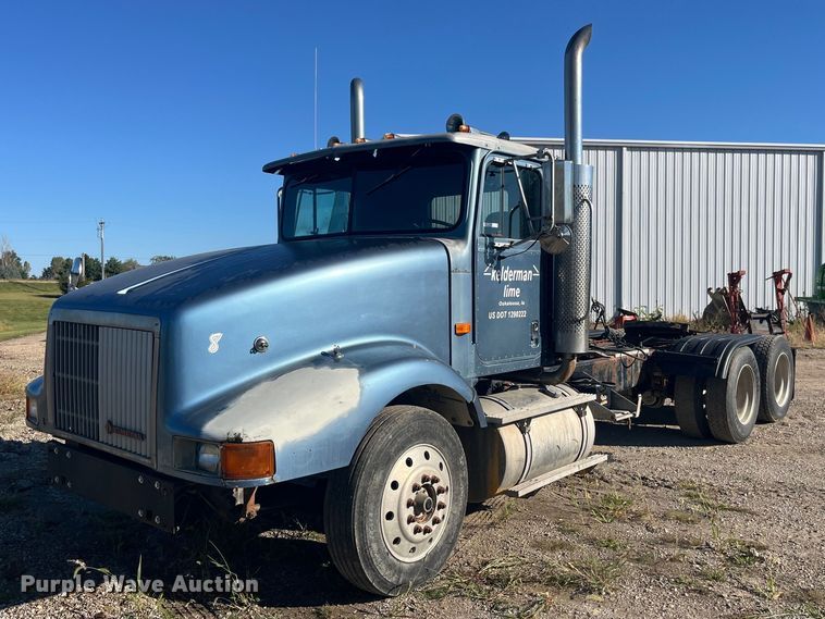 1992 International  9400 semi truck - LC9202