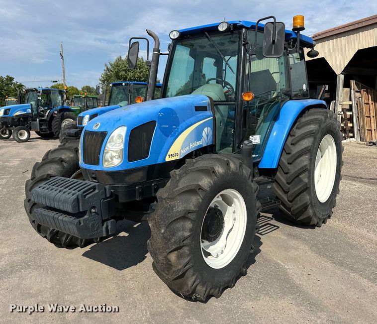 2011 New Holland T5070 MFWD tractor - DL0435
