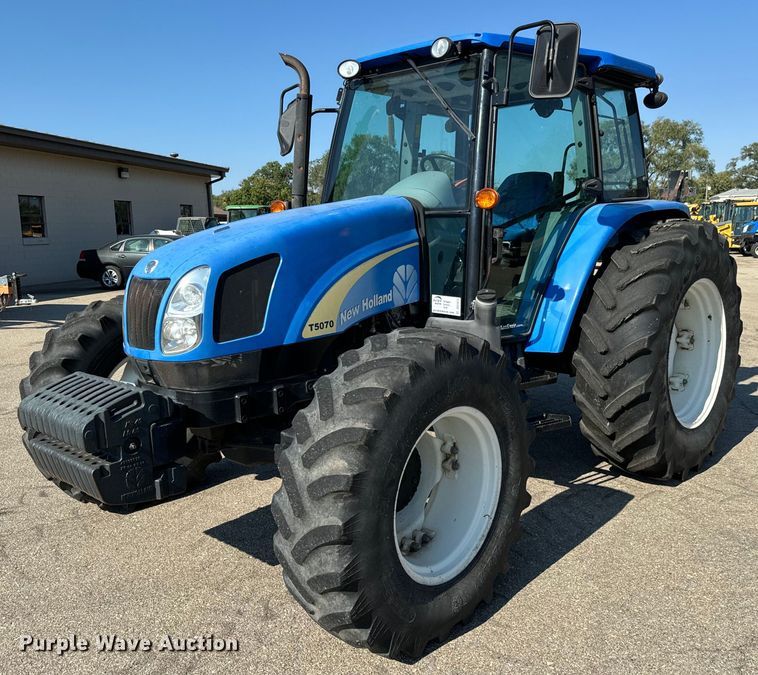 2011 New Holland T-5070 MFWD tractor - DO1673