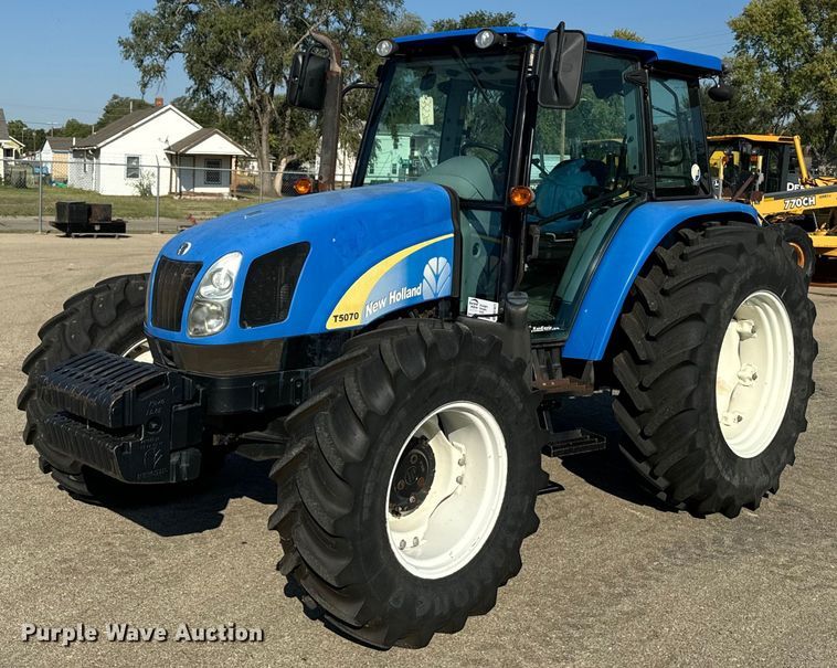 2011 New Holland T-5070 MFWD tractor - DO1677