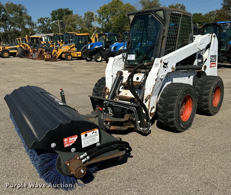 2006 Bobcat S220 skid steer loader - DO1698