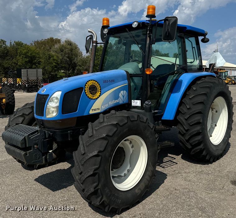 2012 New Holland T5070 MFWD tractor - DO1719