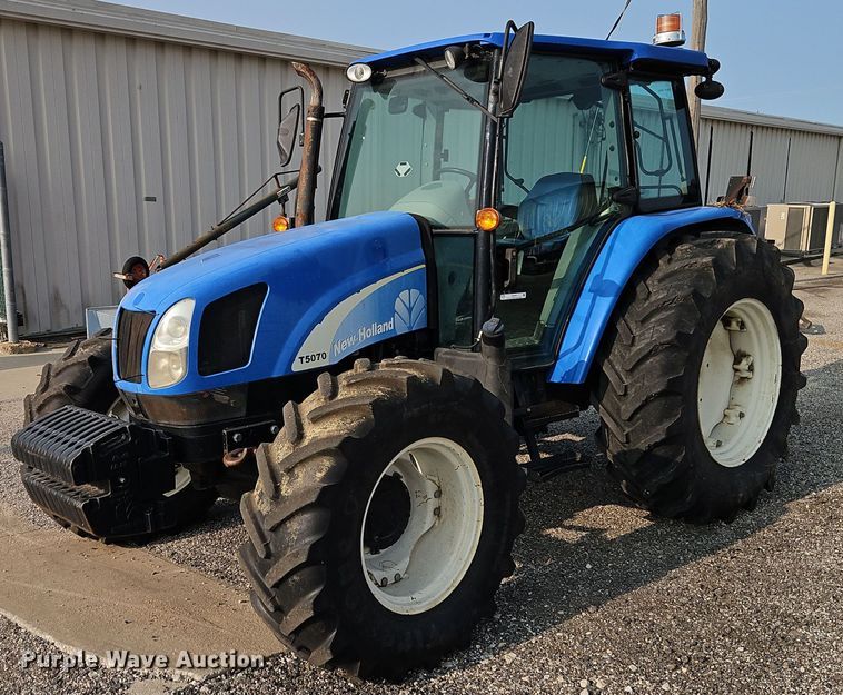 2011 New Holland T5070 MFWD tractor - EI8354