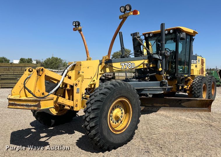 2005 John Deere 770D motor grader - OM9711