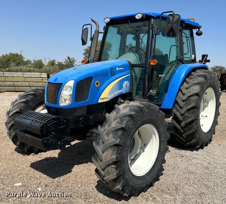 2011 New Holland T5070 MFWD tractor - OM9712