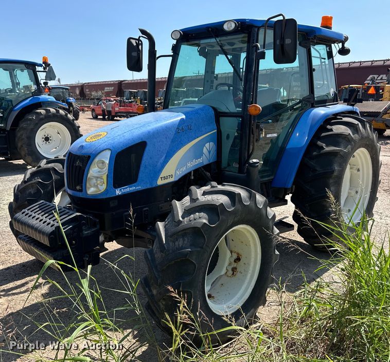2012 New Holland T5070 MFWD tractor - OM9714