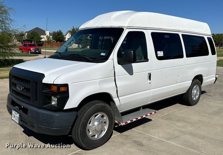 2012 Ford E250 Super Duty van - DD3233