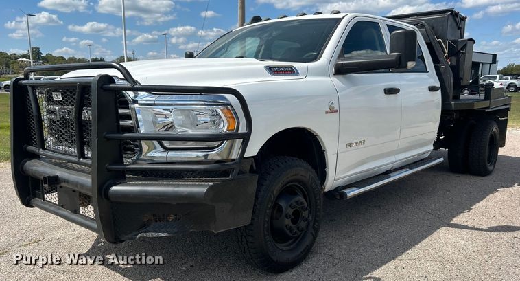2019 Dodge Ram 3500HD Crew Cab flatbed pickup truck - DO7544