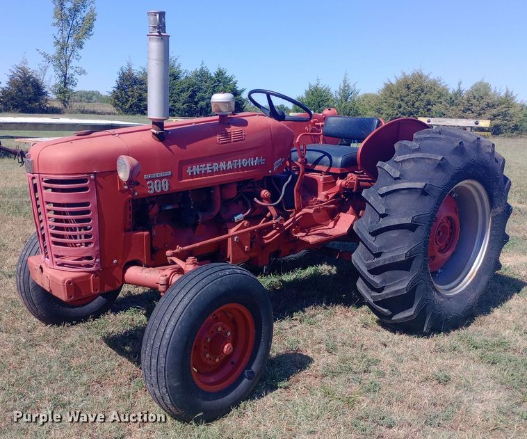 1955 International Harvester Utility 300 tractor - DW0753