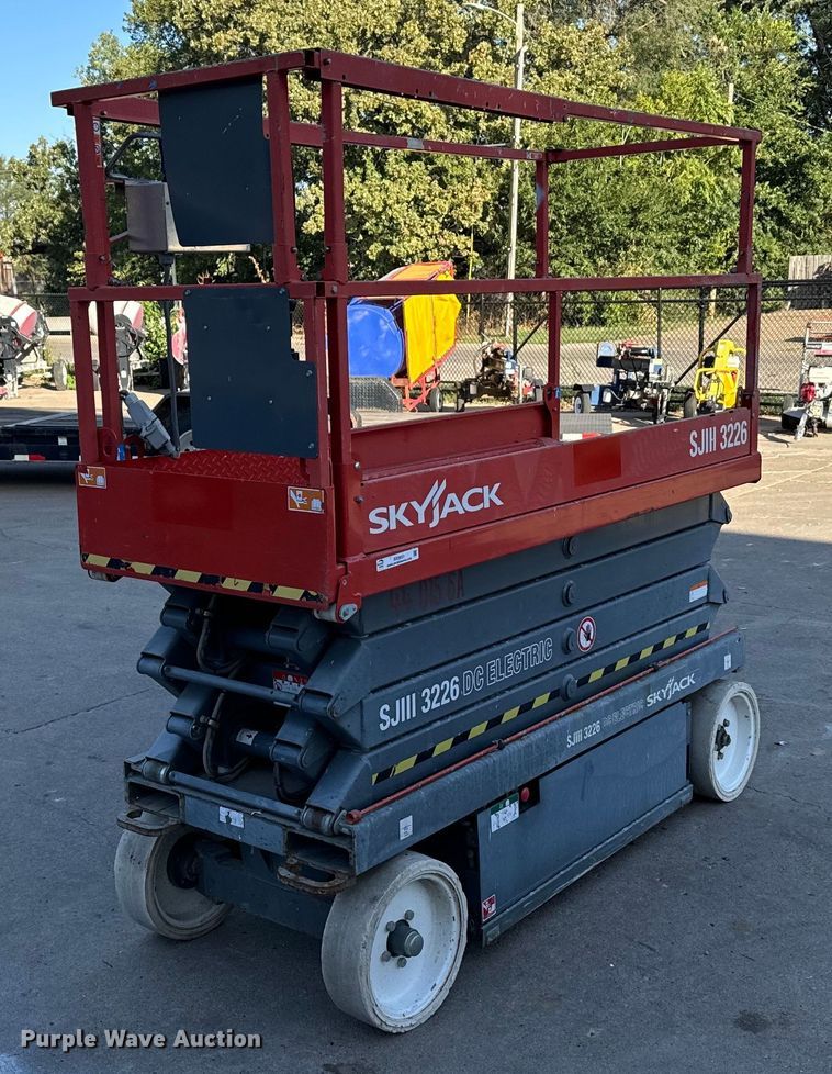 2013 Skyjack SJIH 3226 scissor lift - DX3651