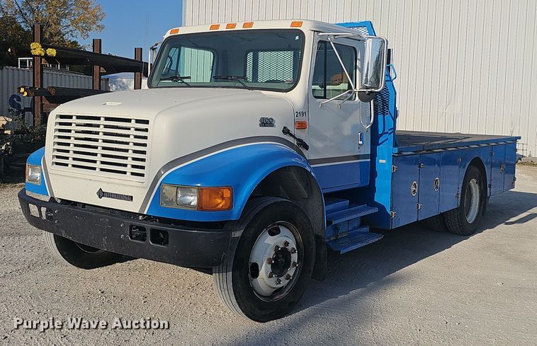 2001 International  4700 flatbed truck - EK0887