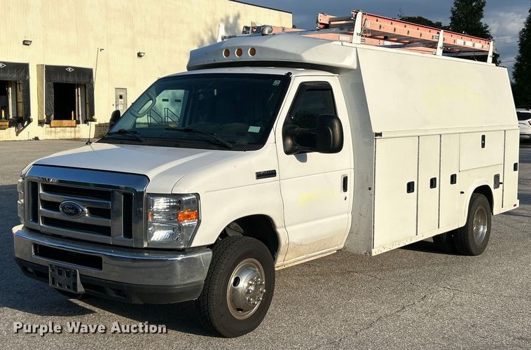 2017 Ford E450 Super Duty utility van - EK3457