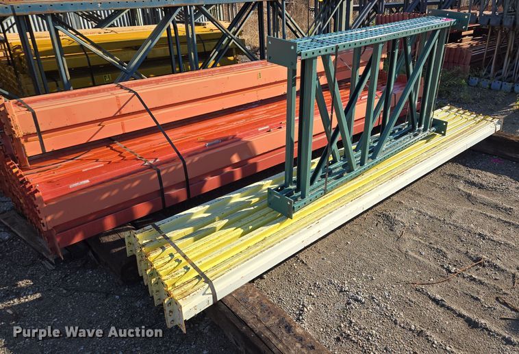 Teardrop pallet racking  - EQ3527