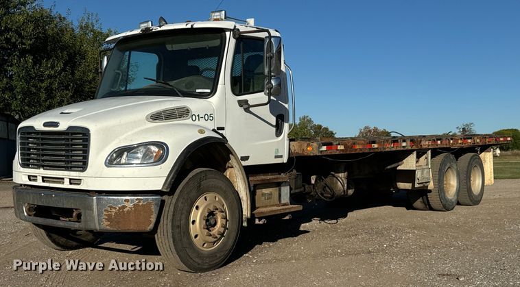 2005 Freightliner  Business Class M2 flatbed truck - MV9217