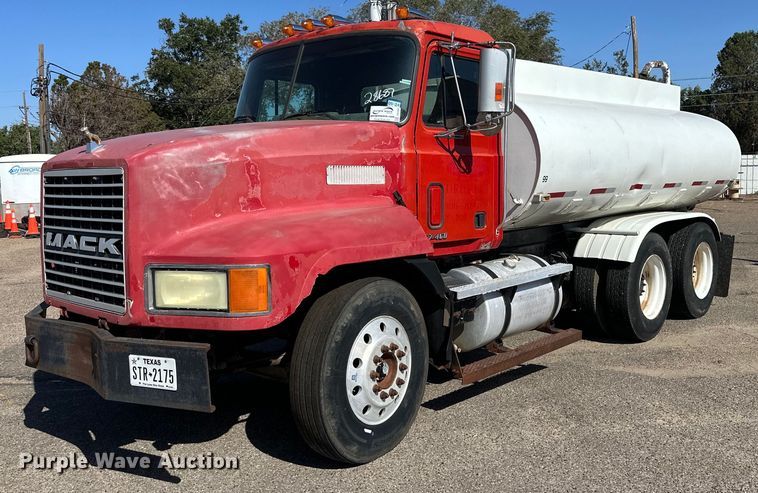 1999 Mack CH613 water truck - DD3303