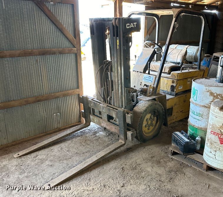 Caterpillar V400 forklift - DD3374