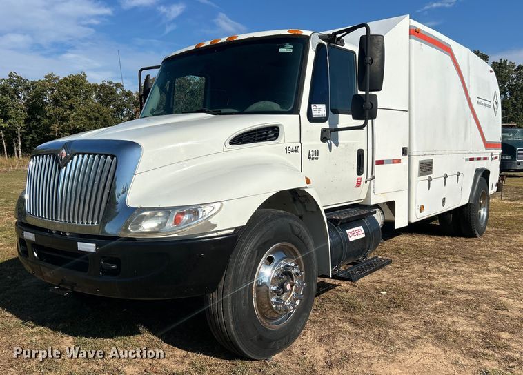 2007 International  4300 wireline truck - DO7549