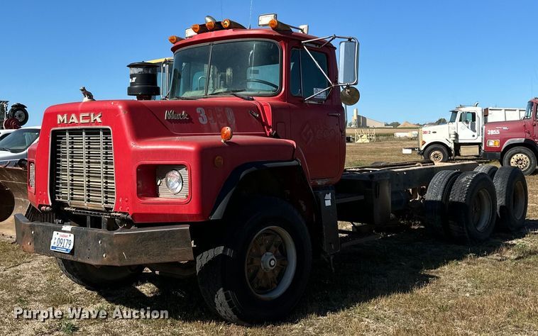 1990 Mack  RB690S truck cab and chassis - DP8529