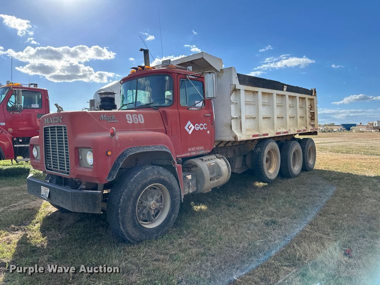1990 Mack RD690S dump truck - DP8542