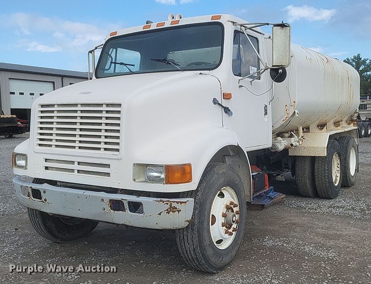 1993 International  8100 water truck - DQ3691