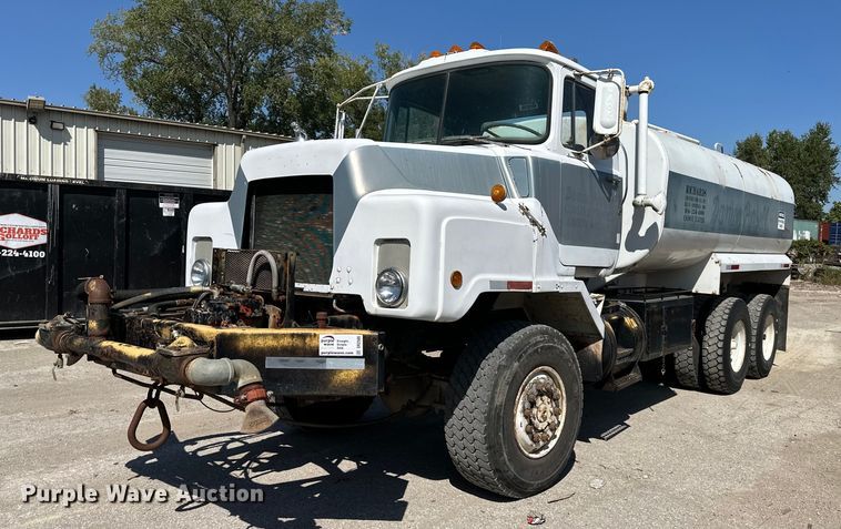 1984 Mack DMM6856 water truck - DR2586