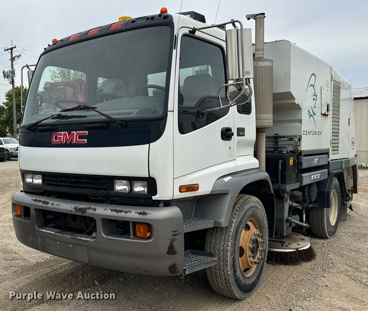 2005 GMC T7500 street sweeper truck - DT2004
