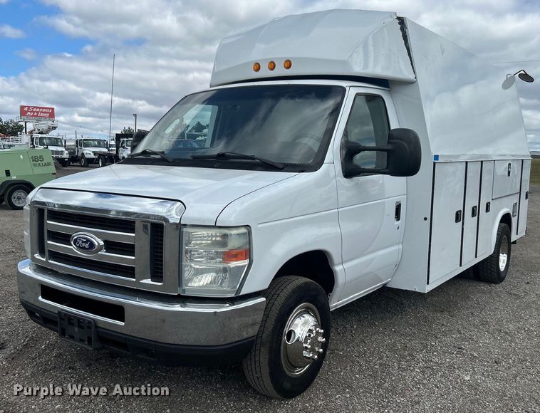 2016 Ford E450 utility van - EG1054