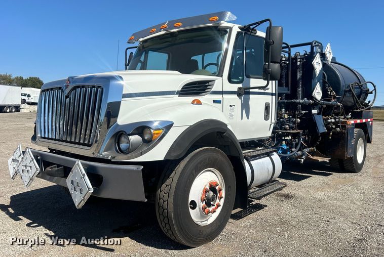 2013 International  7400 tank truck - EG1105