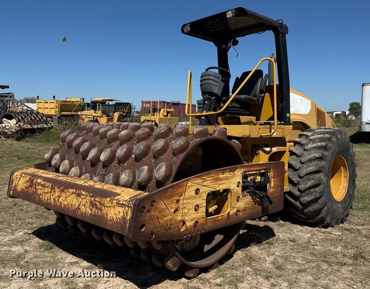 2011 Caterpillar CP56 single drum vibratory roller - EJ3084