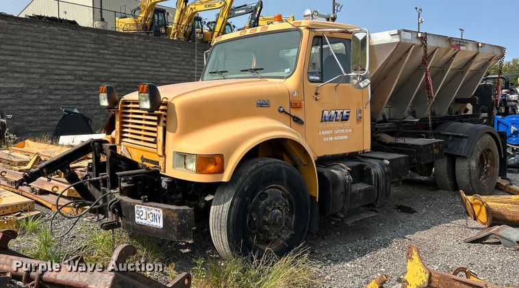 2002 International  4900 truck cab and chassis - EK3314