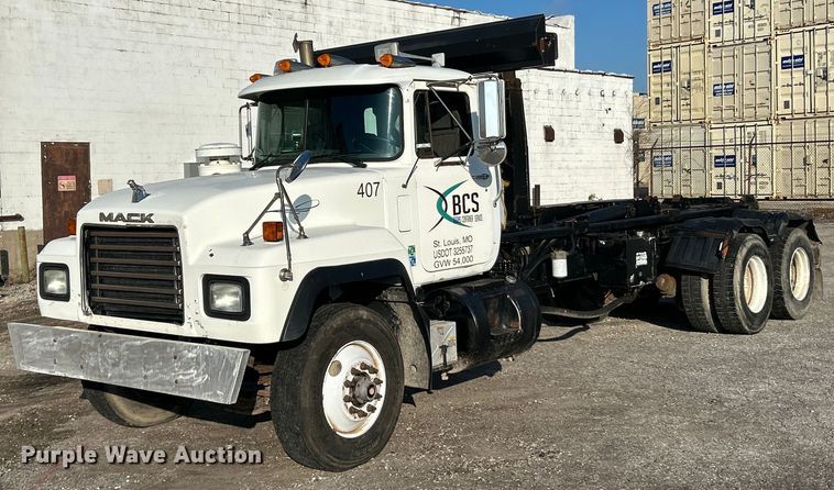 2000 Mack RD688S roll-off container truck - EK3428
