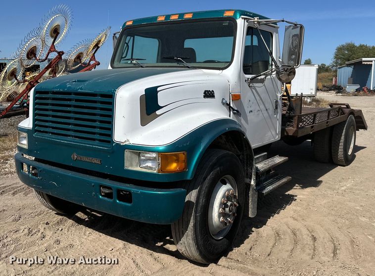 1998 International  4700 flatbed truck - EN0027