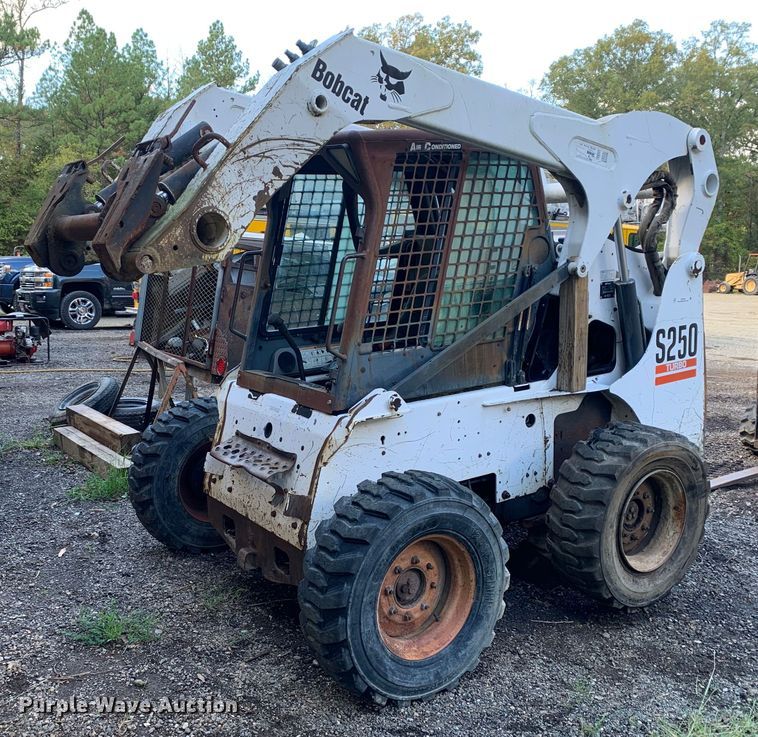 2004 Bobcat  S250 skid steer loader - JT9742