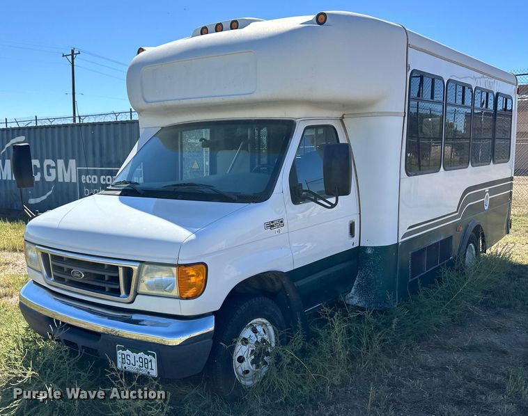 2006 Ford E450 Super Duty shuttle bus - DL0472