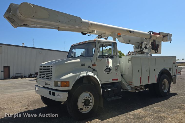 2000 International 4700 bucket truck - DO7710