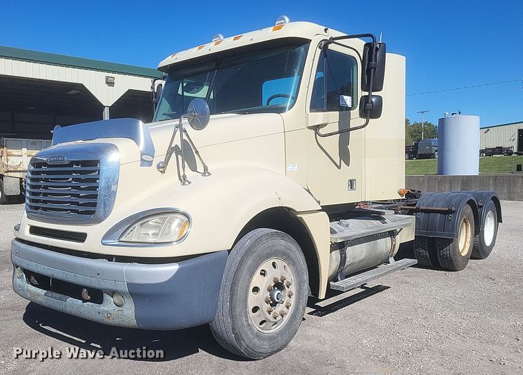 2007 Freightliner  Columbia  semi truck - DQ3705