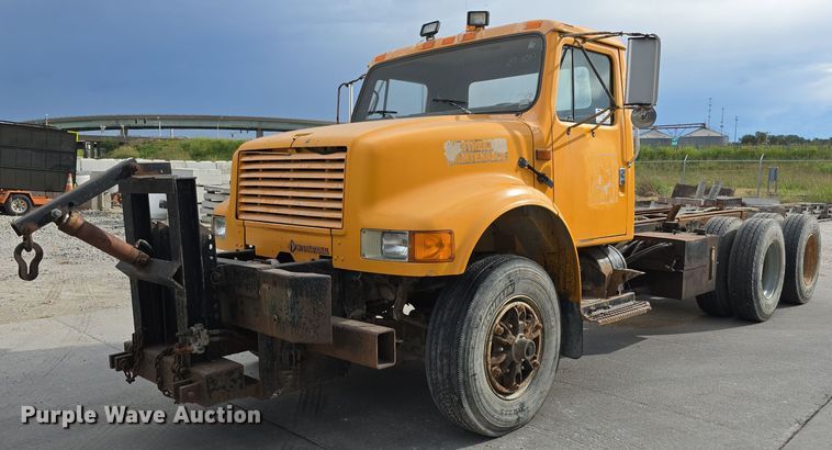 1990 International 4900 truck cab and chassis - DS4862
