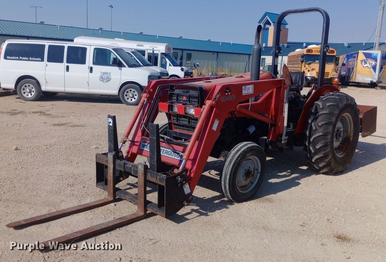 Massey Ferguson 1040 tractor - DW0787
