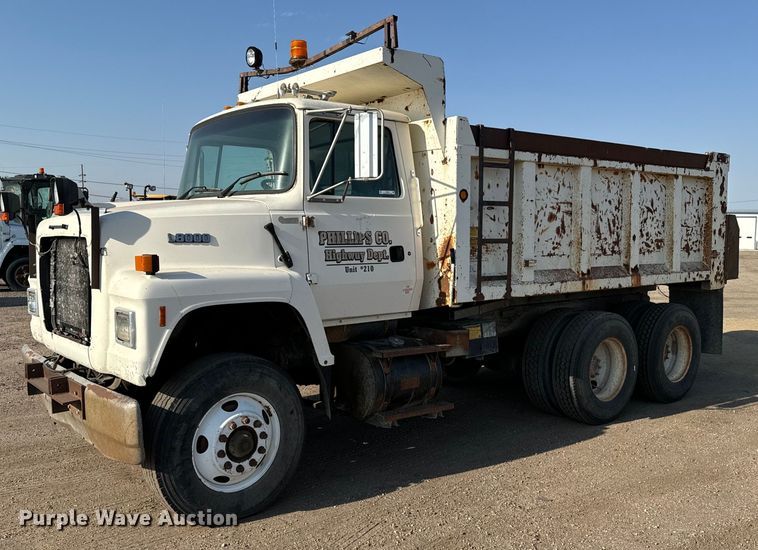 1996 Ford  L8000 dump truck - DX3665
